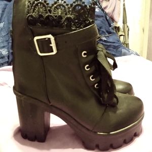 Combat boots ,,6 1/2 size,never worn